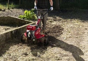  przygotowanie gleby pod przyszłe rabaty i ogródek warzywny